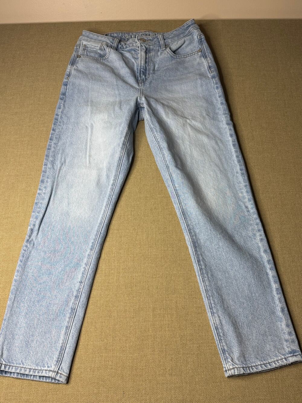 American Eagle Strigid Mom Jeans Women’s Size 4 Short Light Wash High Rise